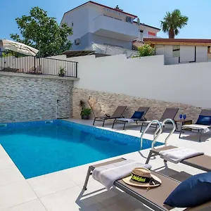 Apartment Frankola With Swimming Pool, Crikvenica